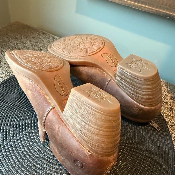 LIKE NEW — Born Chestnut Leather Ankle Booties - Picture 9 of 16